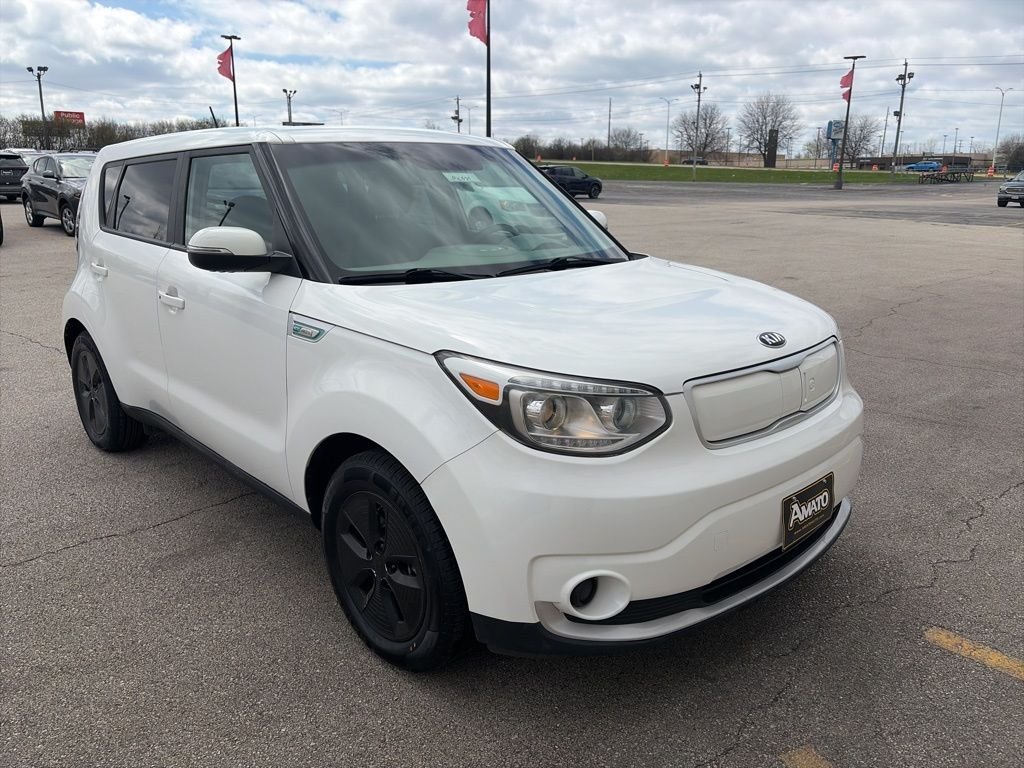 Used 2017 White Kia Base image 9