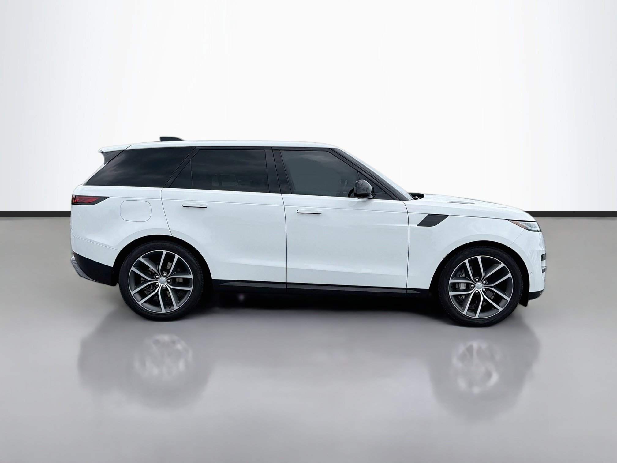 Used 2023 White Land Rover SE image 6