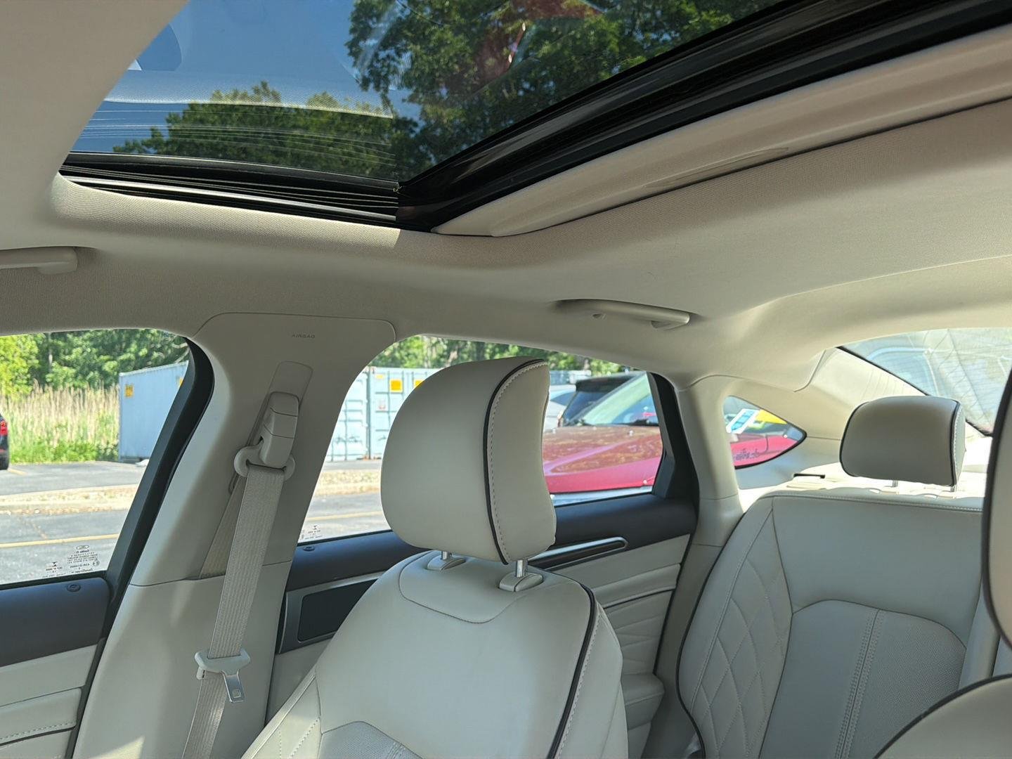 Used 2017 White Platinum Metallic Tri-Coat Ford Platinum image 8