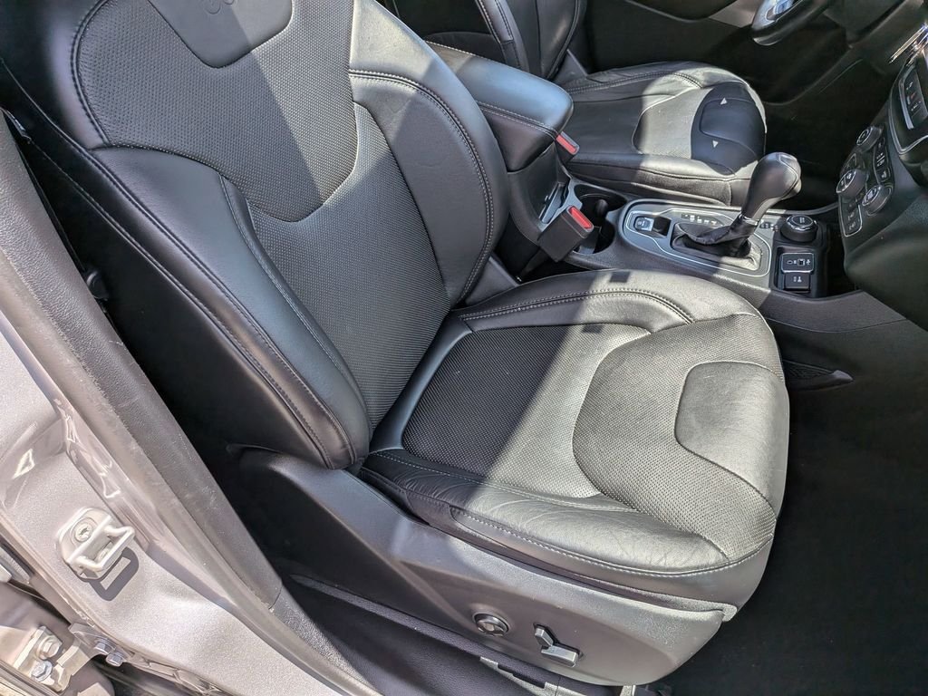 Used 2021 Silver Jeep Latitude Lux image 27