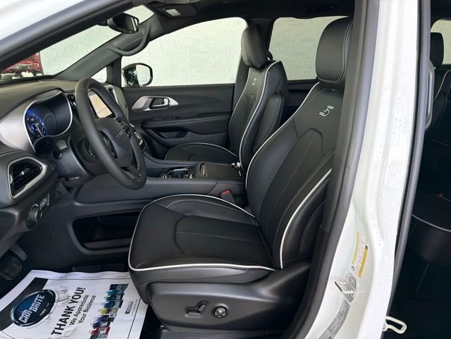 New 2027 Bright White Clear-Coat Exterior Paint Chrysler Limited image 15