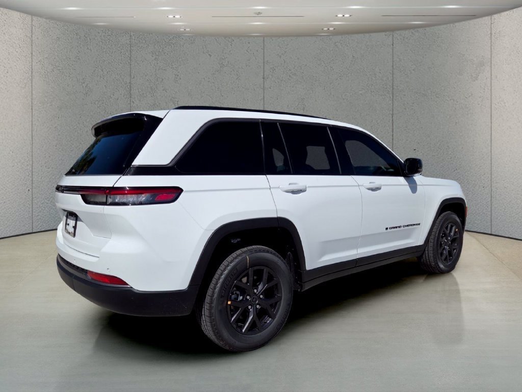 New 2027 Bright White Clear-Coat Paint Jeep Laredo Altitude image 5