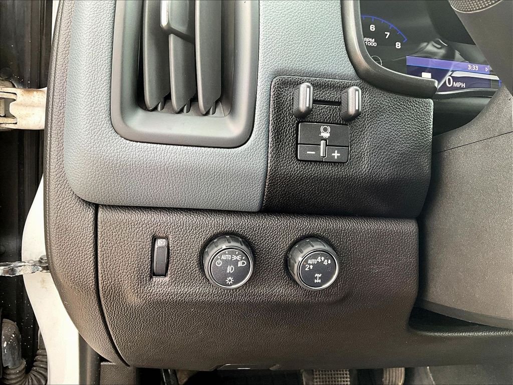 Used 2022 White Chevrolet Z71 image 18