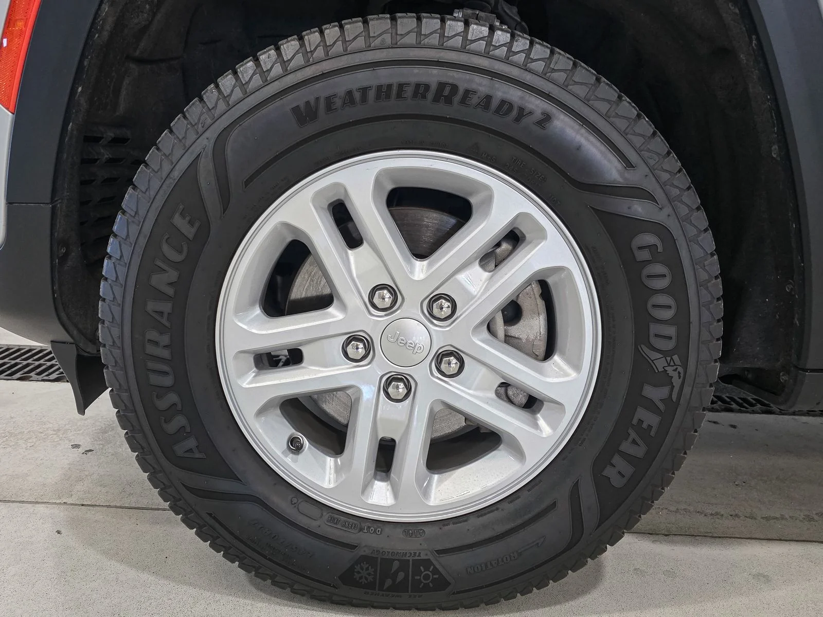 Used 2023 Silver Jeep Laredo image 18