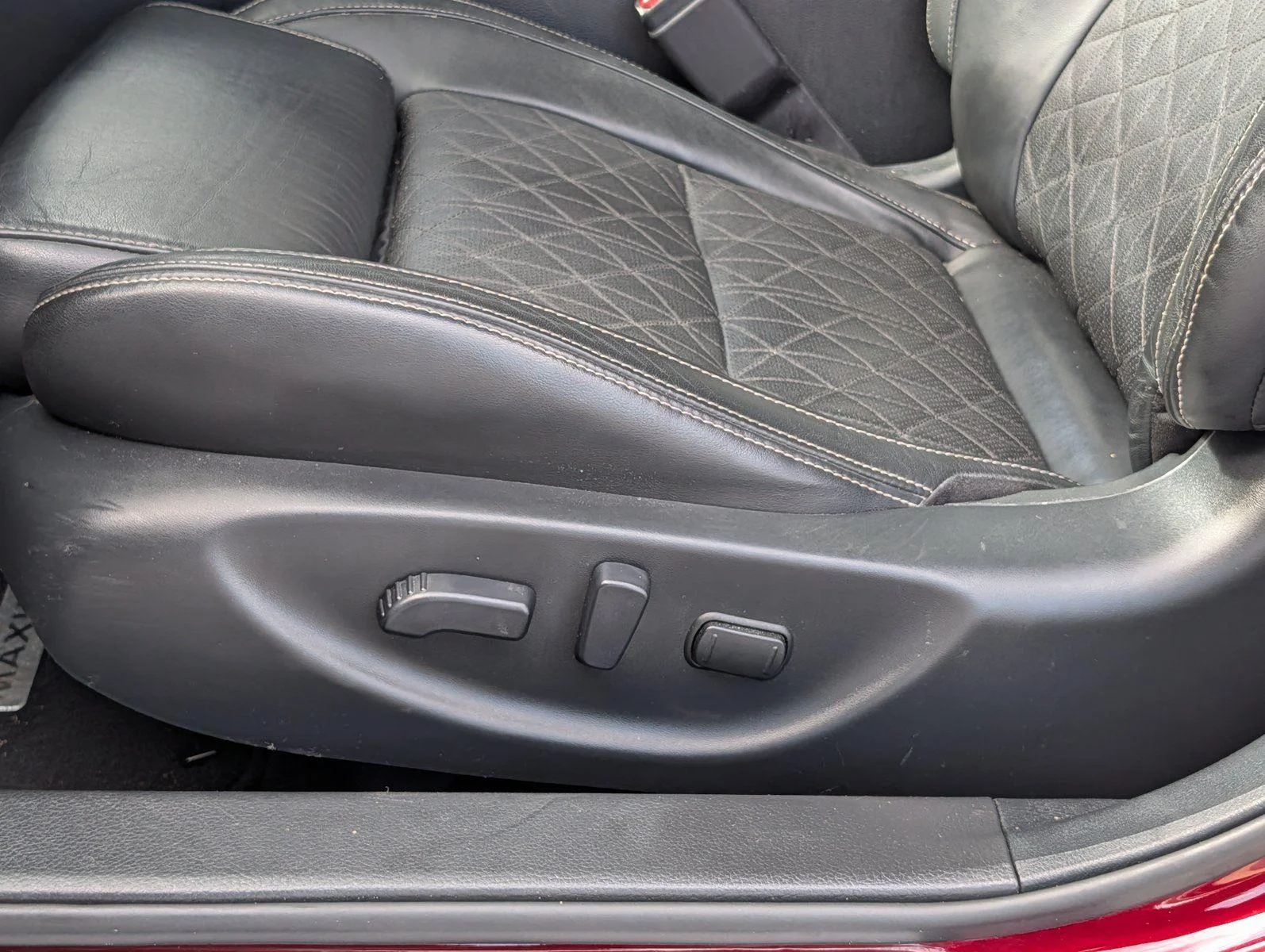 Used 2019 Super Black Nissan Platinum image 11