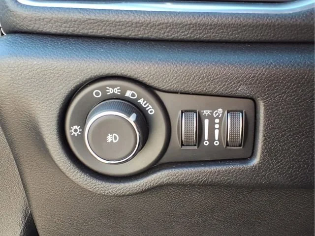 Used 2025  Chrysler Limited image 15