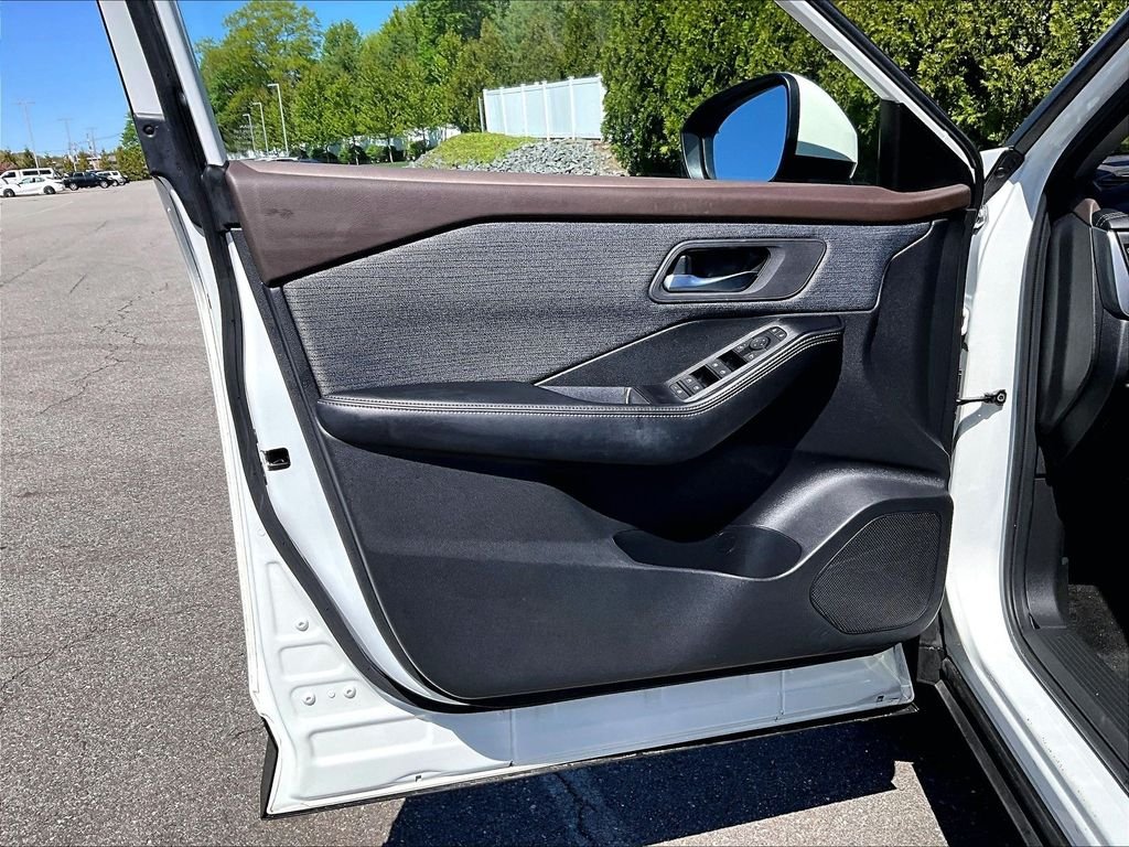 Used 2023 White Nissan SV image 9