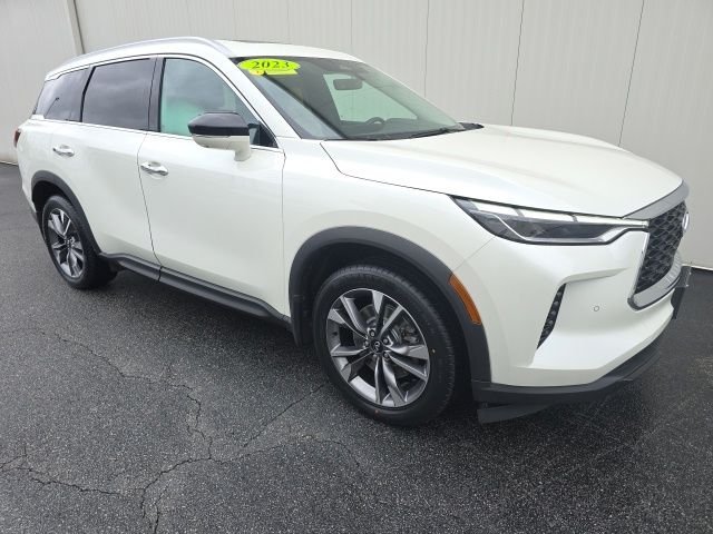 Used 2023 White INFINITI LUXE image 1