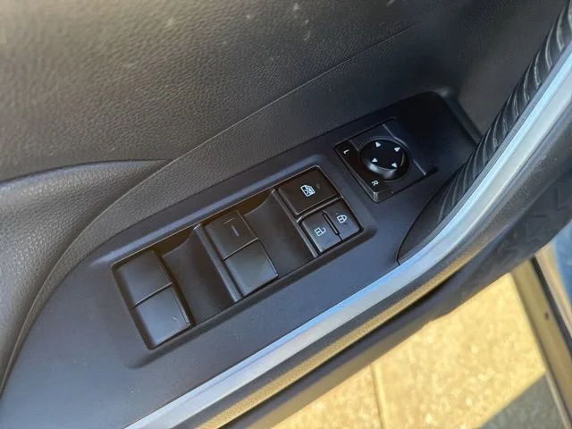 2019 Toyota RAV4 LE - Photo 10