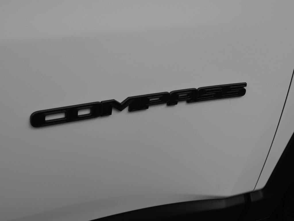 New 2026 Bright White Clearcoat Jeep Latitude image 29