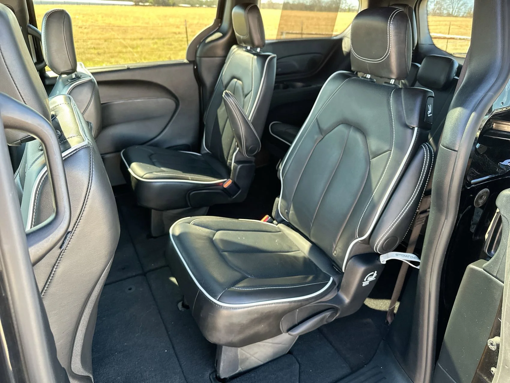 Used 2025 Diamond Black Crystal Pearlcoat Chrysler Limited image 23