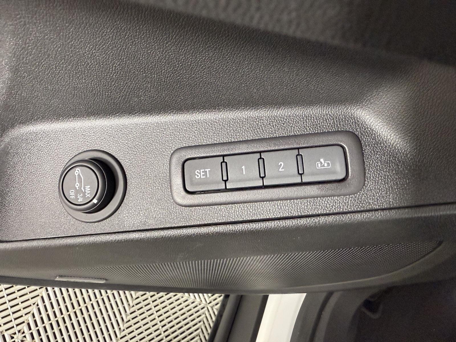 Used 2018 Iridescent Pearl Tricoat Chevrolet Premier image 20