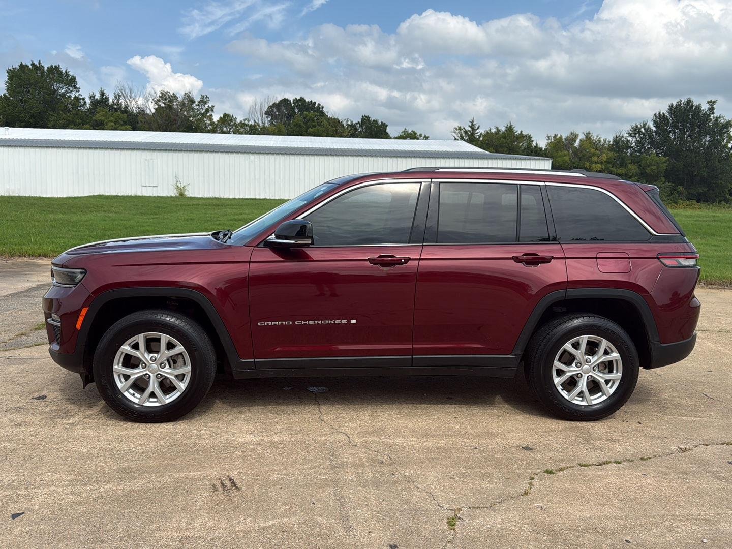 Used 2023 Velvet Red Pearlcoat Jeep Limited image 4