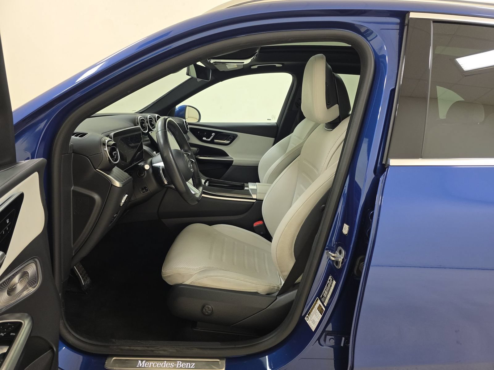Used 2023 Blue Mercedes-Benz GLC 300 image 3