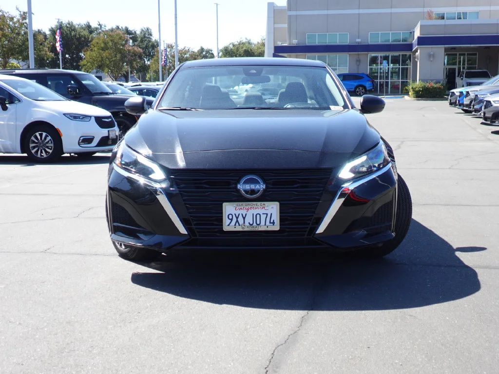 Used 2025 Super Black Clearcoat Nissan 2.5 SV image 2