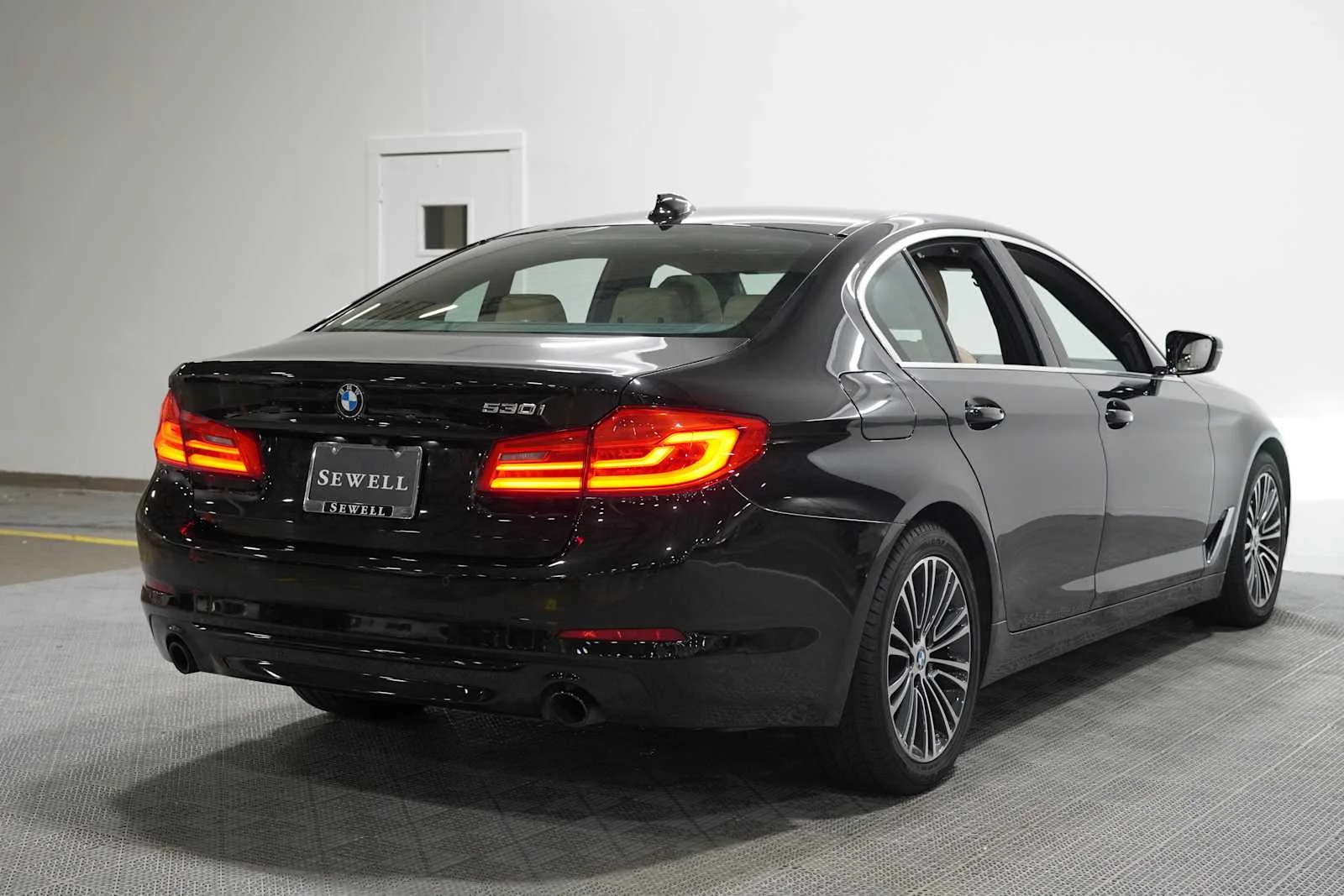 Used 2019 Black Sapphire Metallic BMW 530i image 4