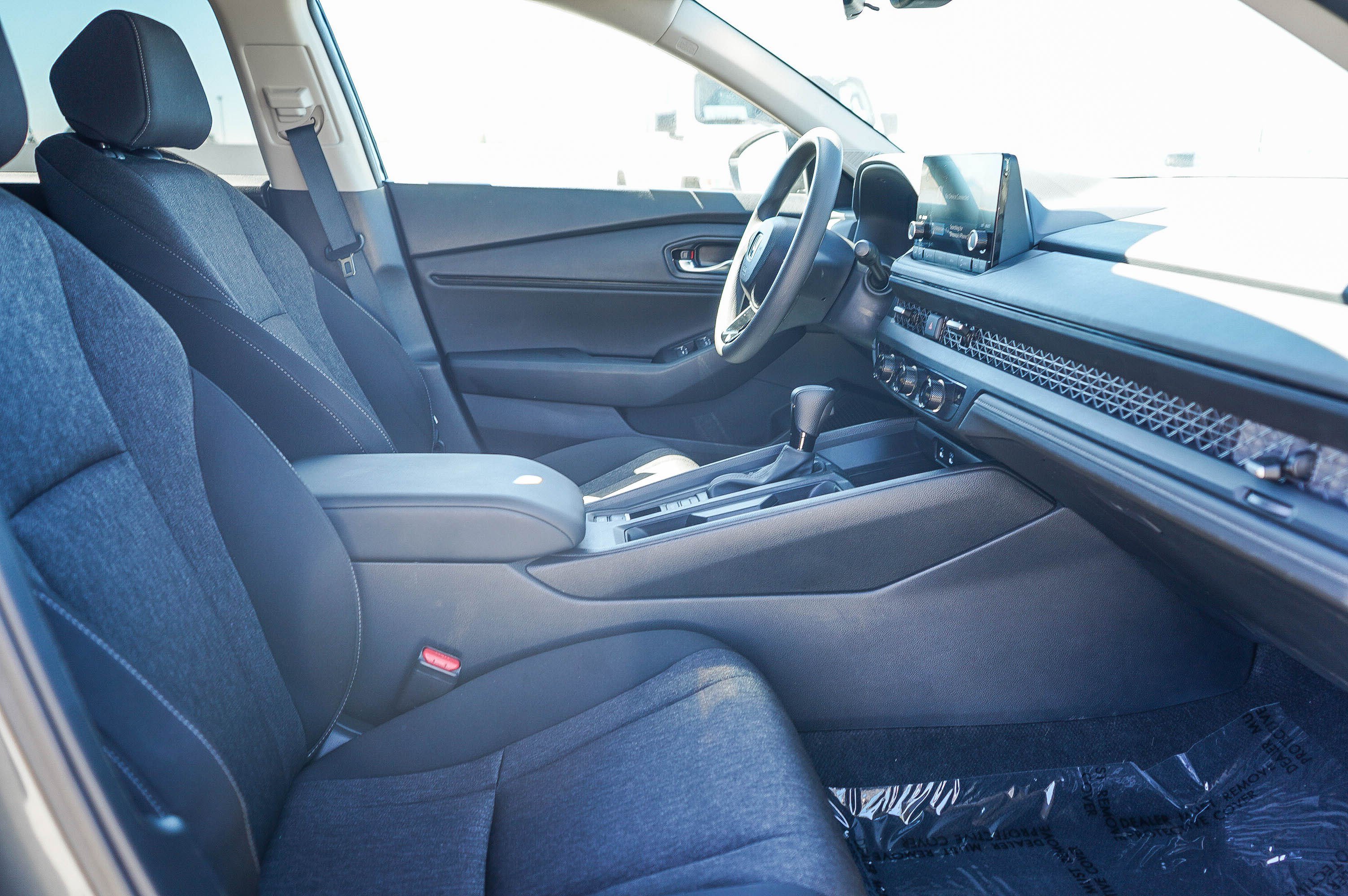 Used 2025 Meteorite Gray Metallic Honda SE image 17
