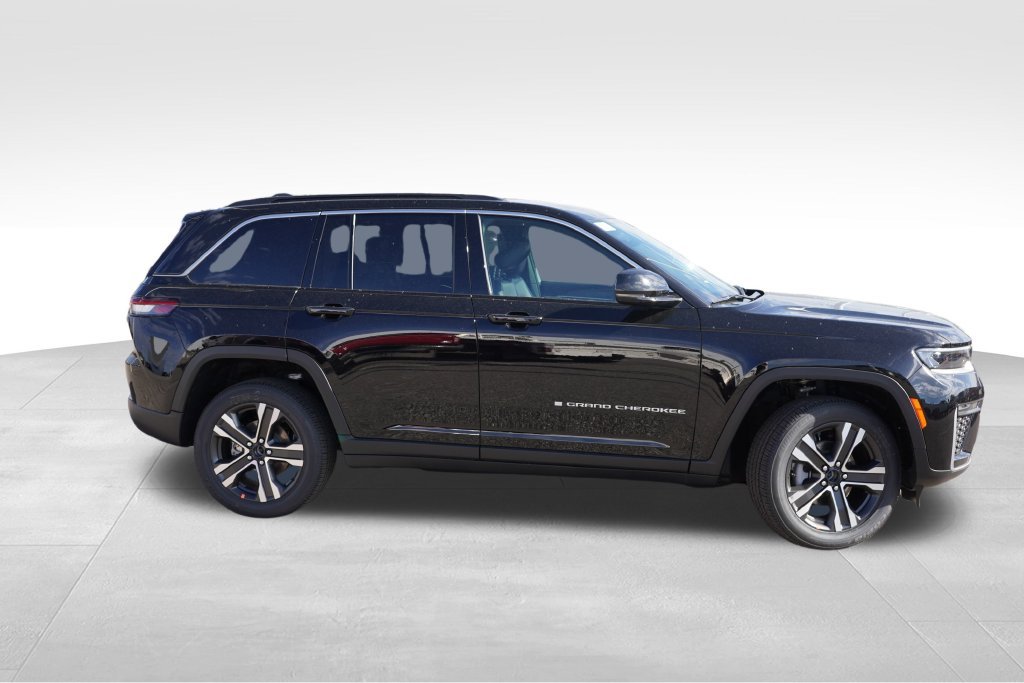 New 2027 High-Gloss Black Paint Jeep Limited image 2