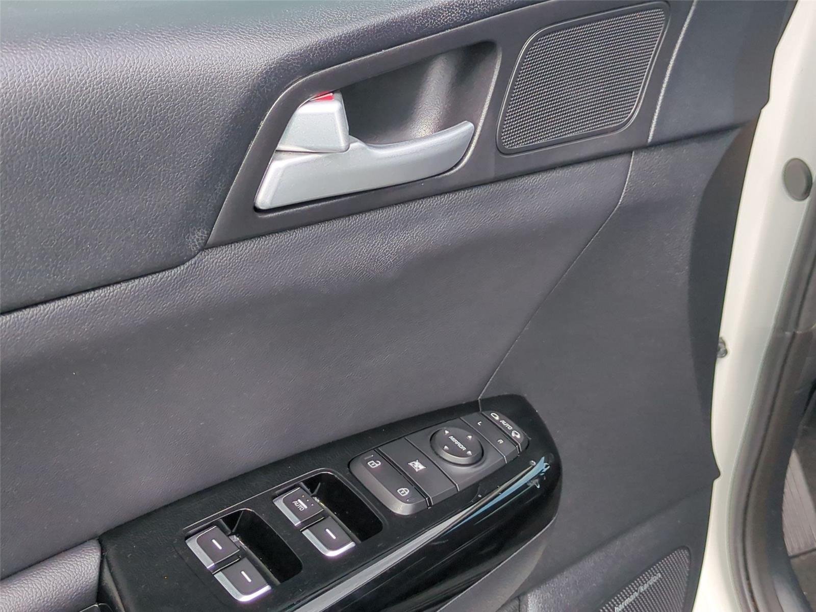 Used 2022 Snow White Pearl Kia EX image 16