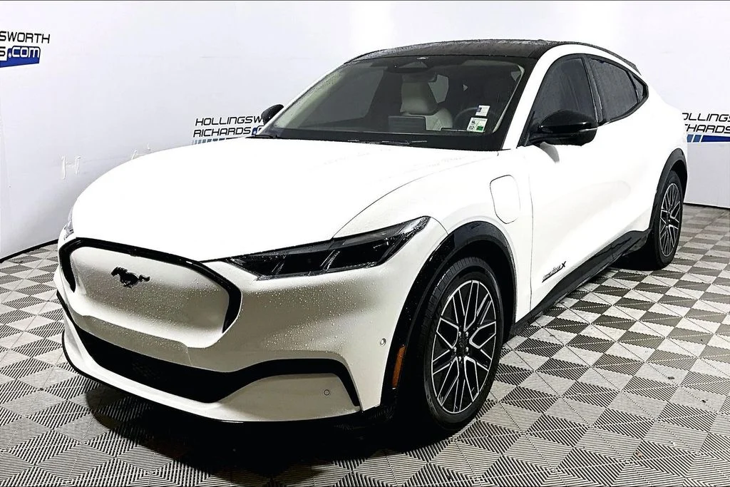 Used 2024 White Ford Premium image 1