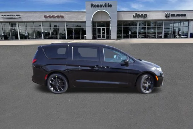 New 2026 Diamond Black Crystal Pearl-Coat Exterior Paint Chrysler Limited image 3