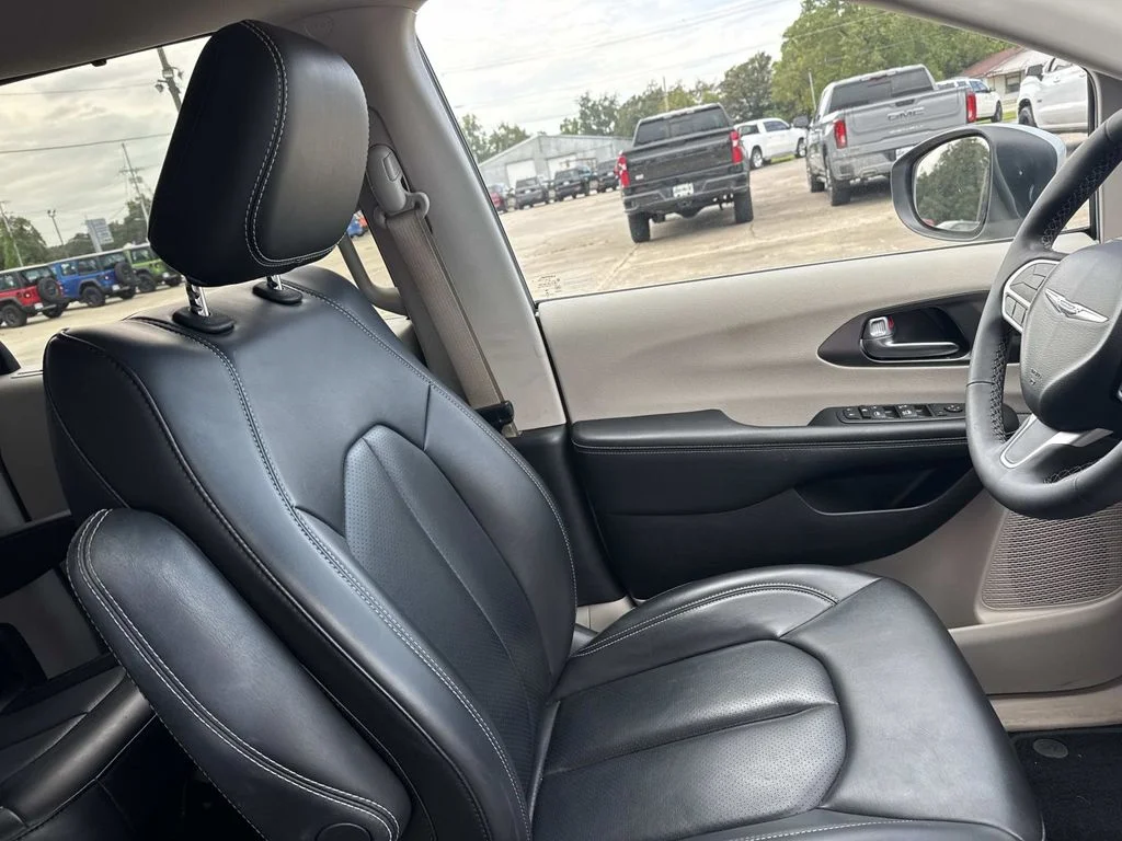 Used 2023 Silver Chrysler Touring L image 27