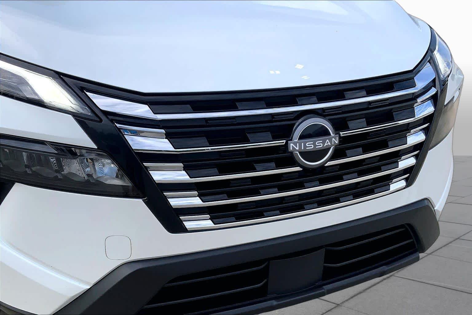 Used 2024 Everest White Pearl Nissan SV image 31
