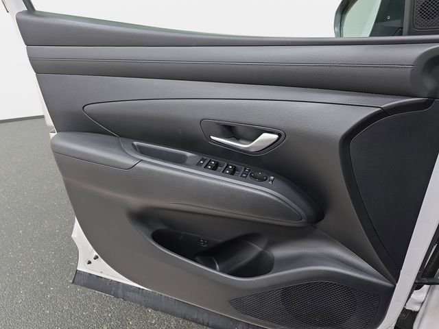 Used 2025 White Hyundai SE image 27