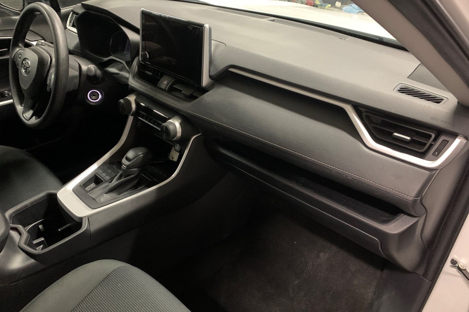 Used 2025 White Toyota LE image 19