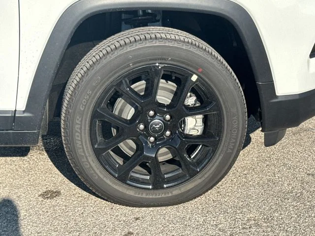 New 2026 White Jeep Latitude image 39
