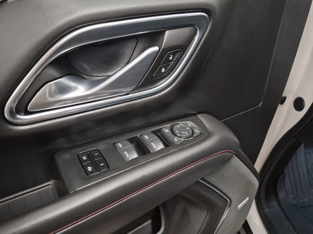 Used 2022 Iridescent Pearl Tricoat Chevrolet RST image 10