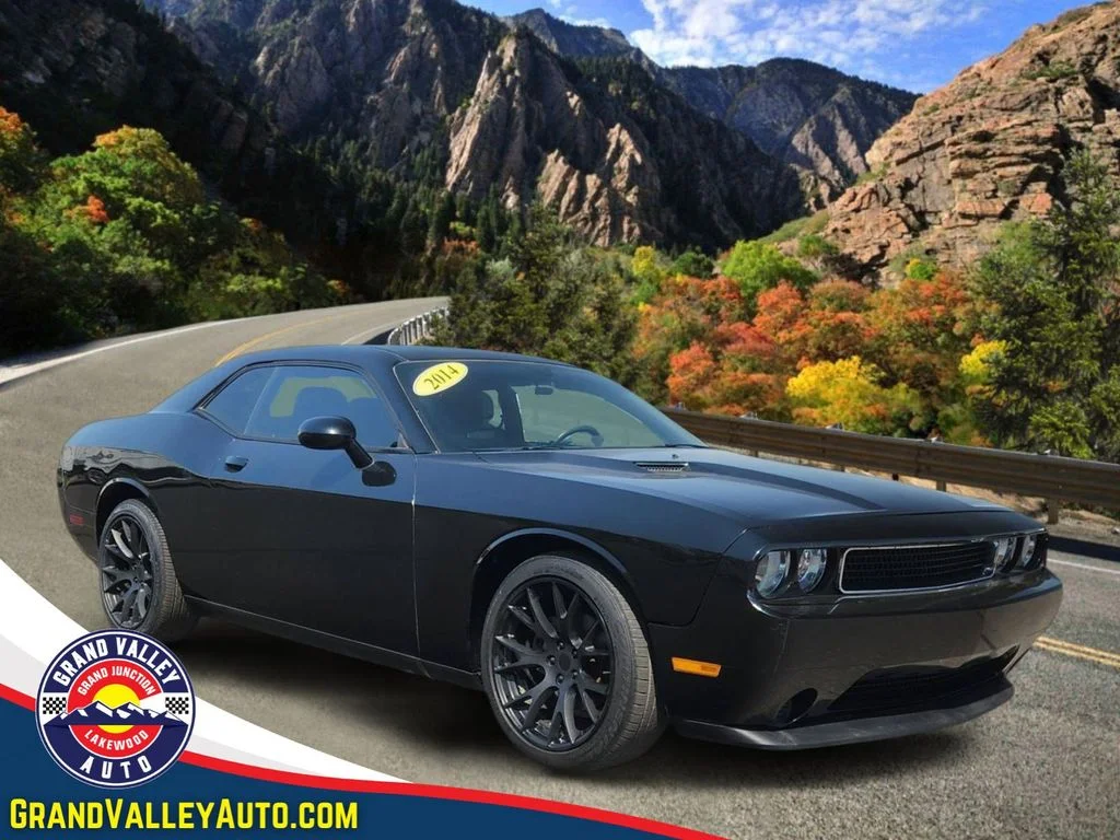 Used 2014 Black Dodge SXT image 1