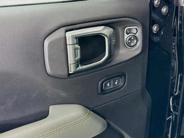 Used 2025 Black Jeep Mojave image 18
