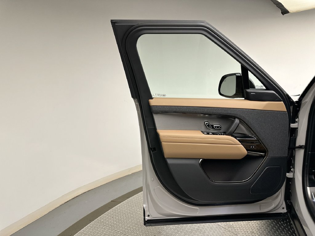 New 2027 Borasco Grey Land Rover SE image 9