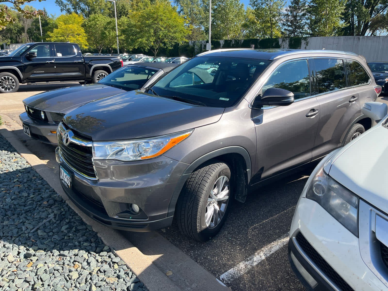 Used 2014 Toyota Highlander XLE with VIN 5TDJKRFH8ES036751 for sale in Golden Valley, MN