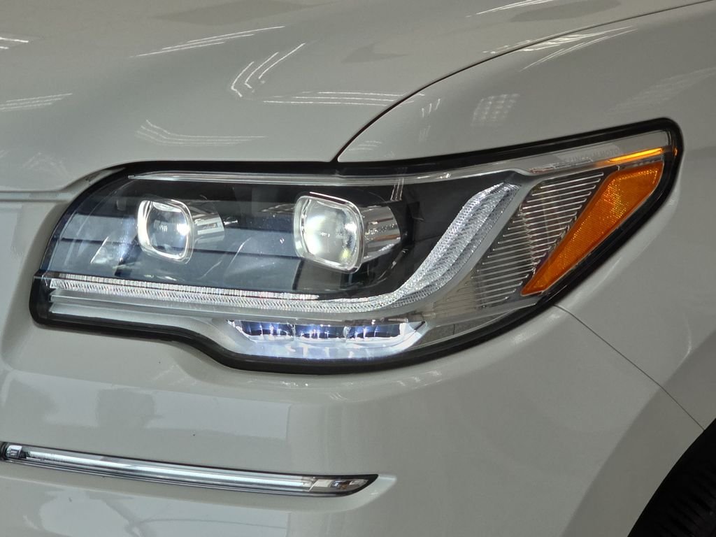 Used 2022 White Lincoln Reserve image 32