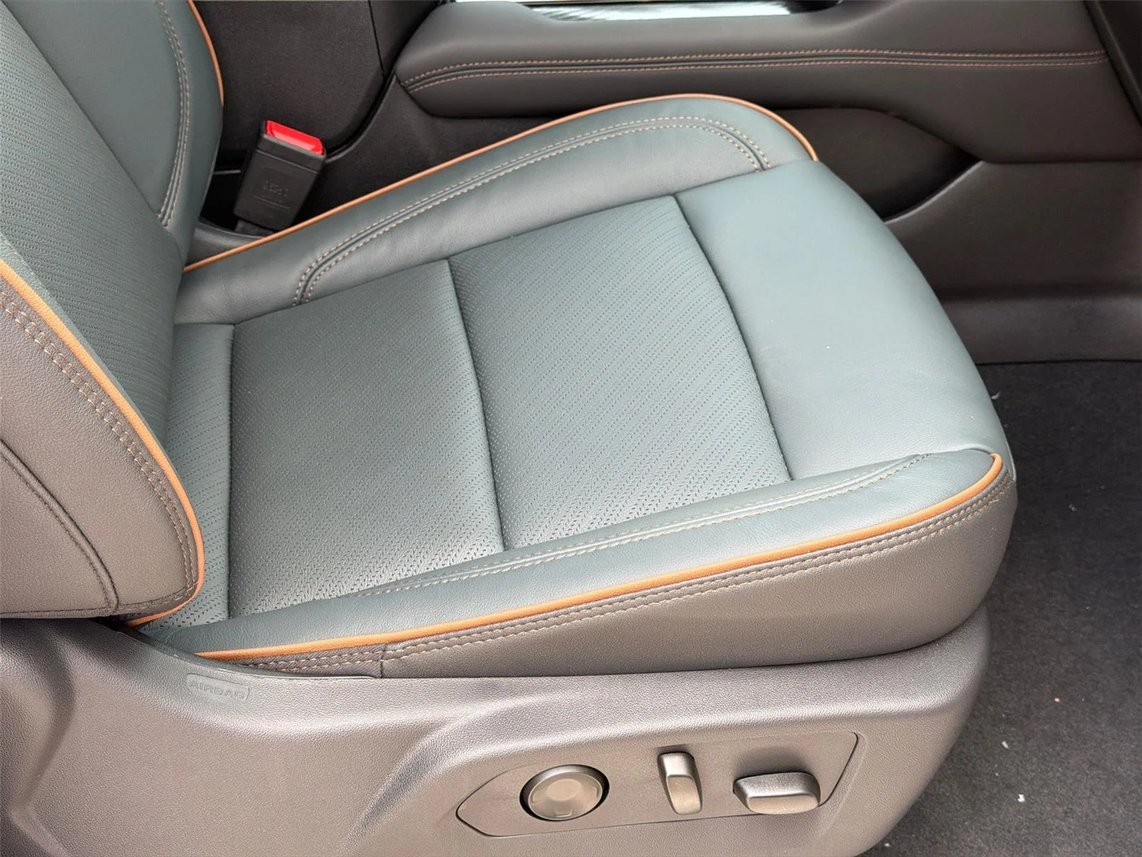 2026 GMC Yukon AT4 - Photo 9