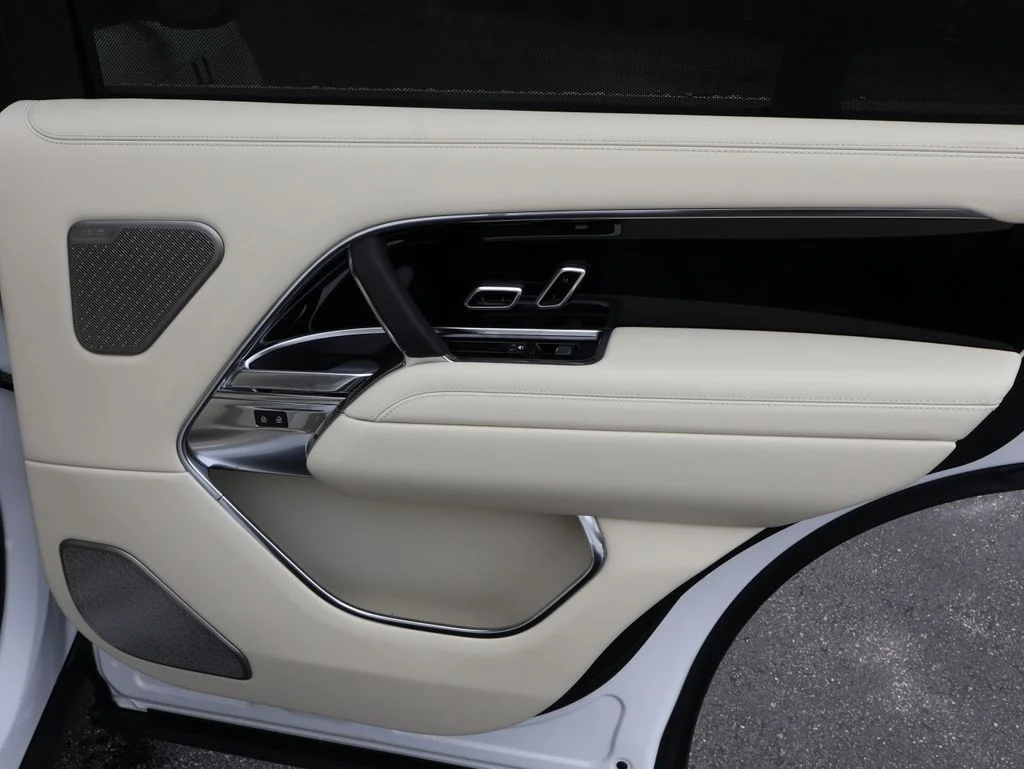 New 2026 Ostuni Pearl Wht Prem Met Land Rover Autobiography image 15