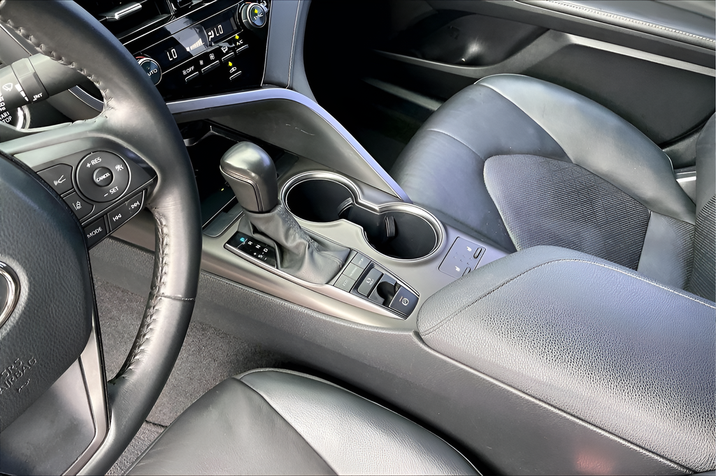 Used 2022 White Toyota XSE V6 image 15