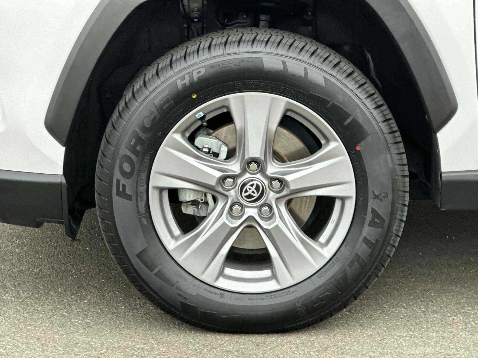 Used 2022 White Toyota XLE 4D Sport Utility image 34