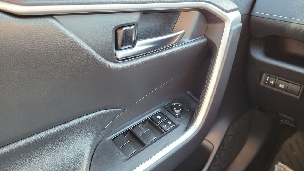 Used 2021 White Toyota XLE image 19