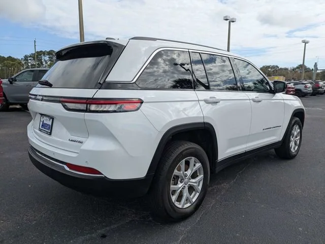 Used 2024 Bright White Cl Jeep Limited image 7