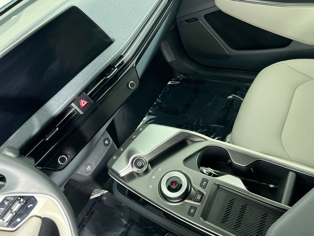 Certified Used 2024 Black Kia Wind image 17