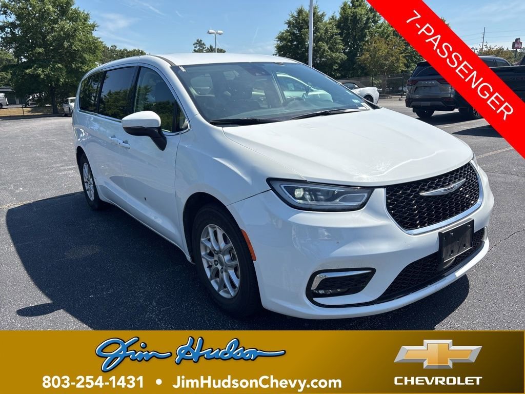 2023 Chrysler Pacifica Touring L's photo