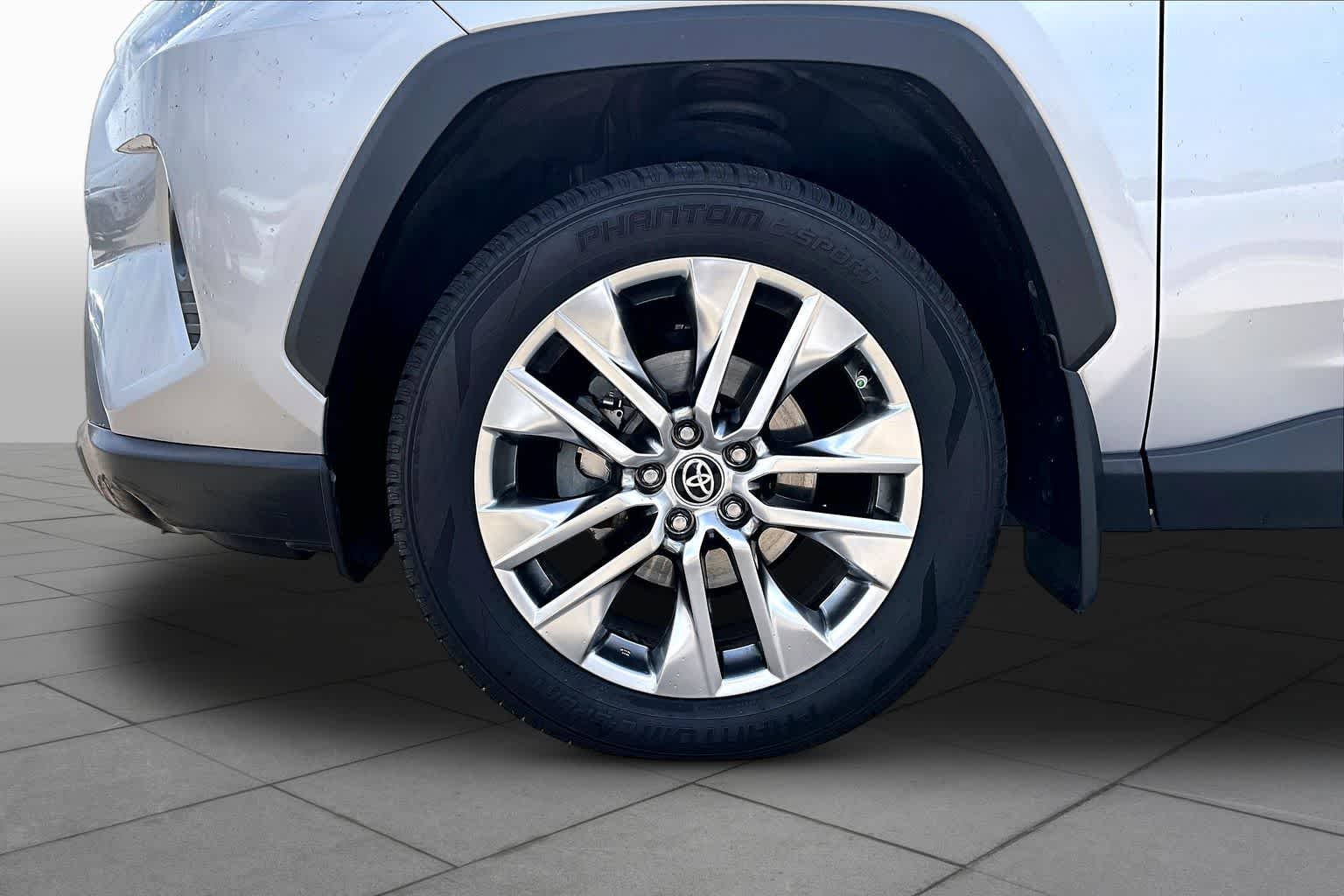 Used 2021 Silver Sky Metallic Toyota XLE Premium image 10