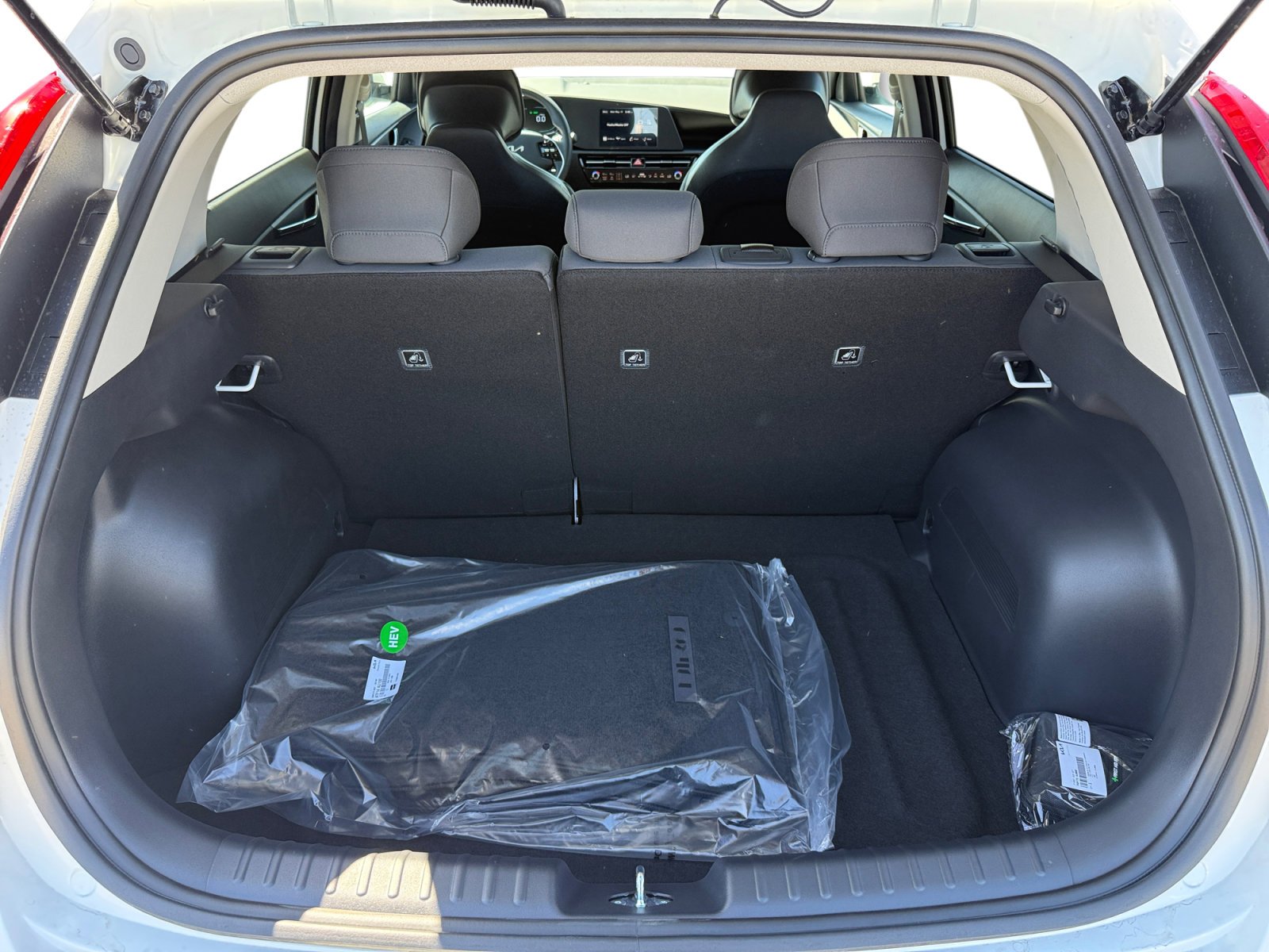 New 2026 Snow White Pearl Kia LX image 17