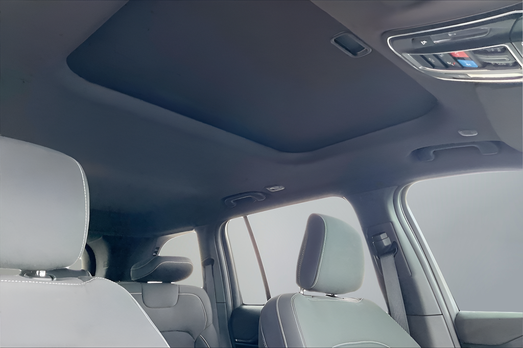 Used 2025 SELECT Jeep Laredo X image 25