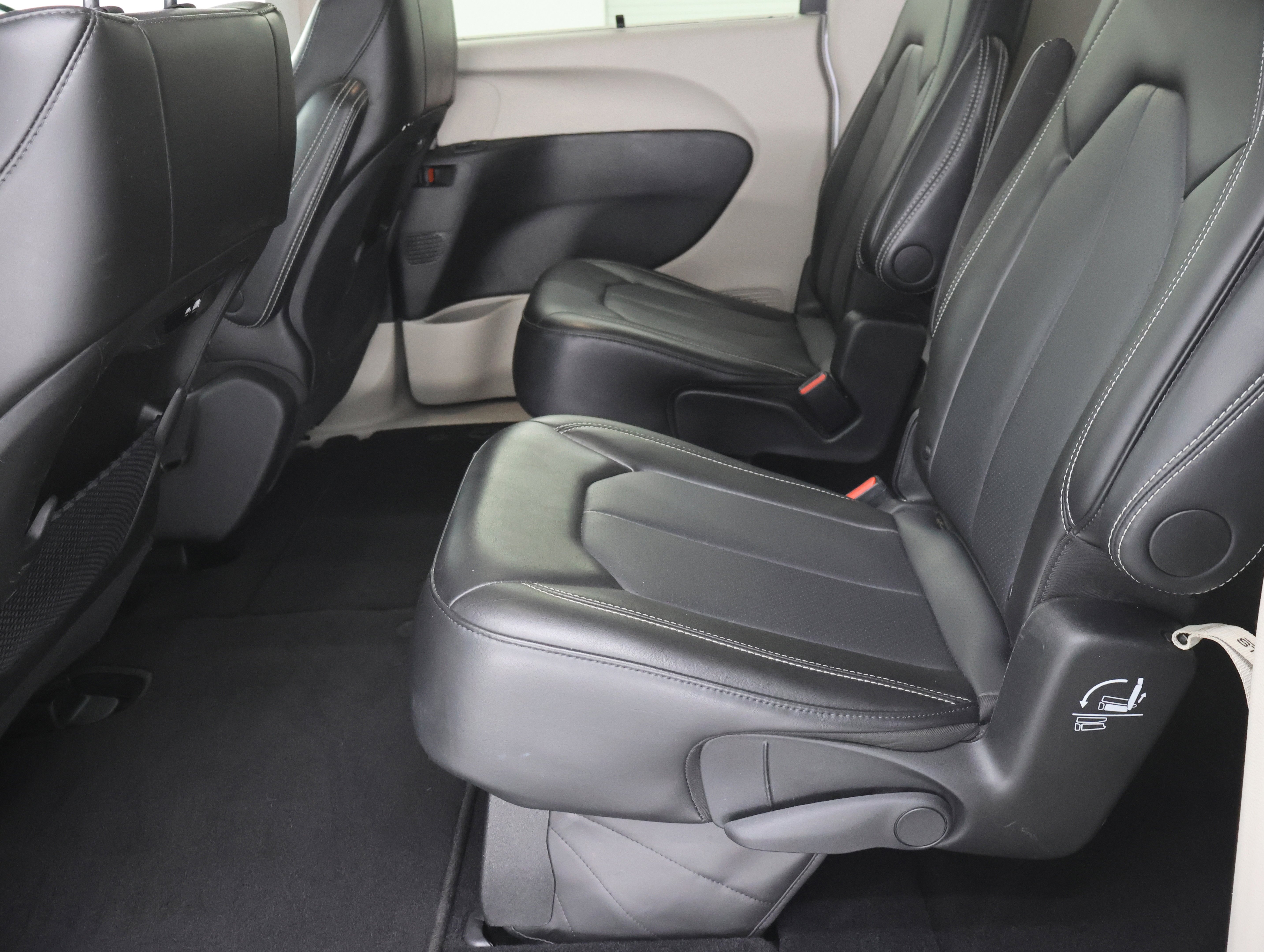 Used 2024 Bright White Clearcoat Chrysler Touring L: TOURING L-STOW N GO-QUADS-THIRD-ADAPTIVE CRUISE-1 OWNER image 9