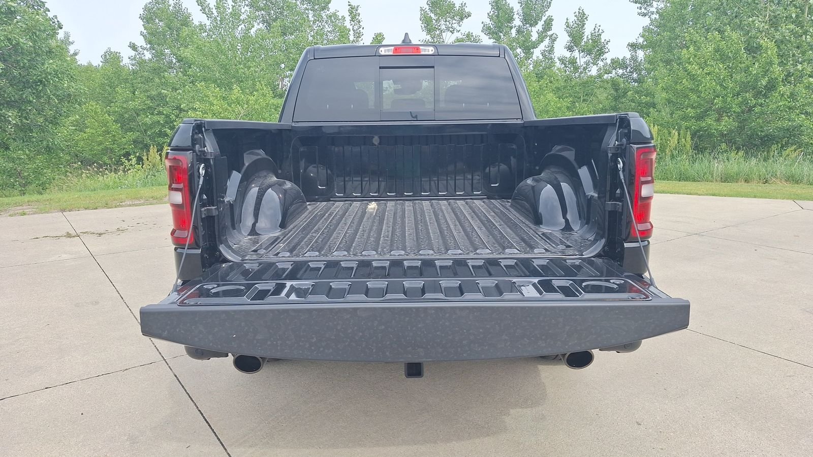 New 2026 Diamond Black Crystal Pearl-Coat Exterior Paint RAM Big Horn/Lone Star image 14