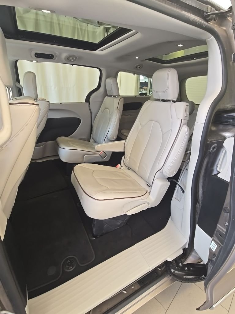 Used 2017 Molten Silver Chrysler Limited image 7